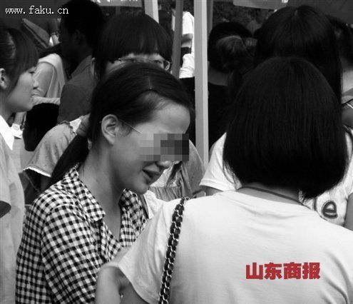大一新生嫌校门太破 报到当天要退学复读(图) 大一新生嫌校门太破 报到当天要退学复读(图)