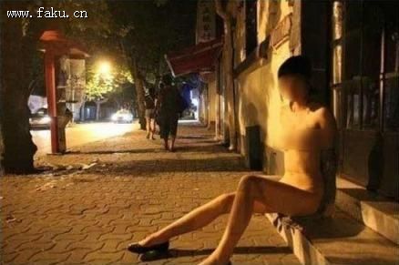 上海闹市惊现裸拍女 尺度大到亮瞎眼 上海闹市惊现裸拍女 尺度大到亮瞎眼