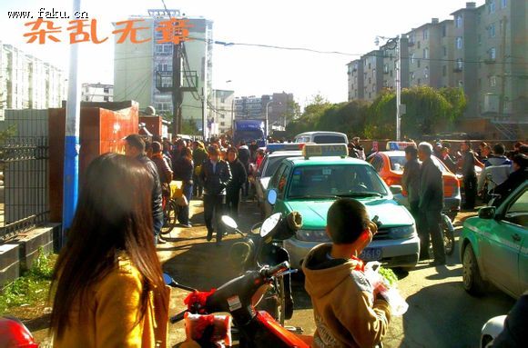 太阳升小学新址门前拥堵的交通见闻（大图）