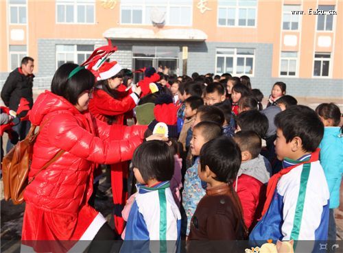 圣诞大使空降法库县四家子蒙古族希望小学 圣诞大使空降法库县四家子蒙古族希望小学