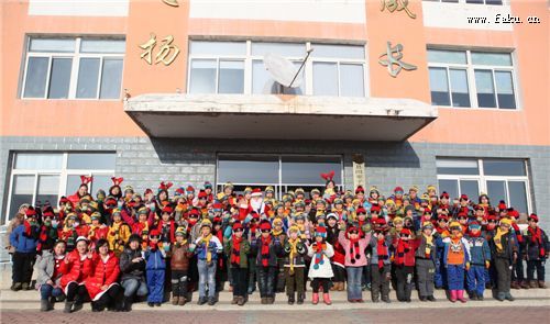 圣诞大使空降法库县四家子蒙古族希望小学 圣诞大使空降法库县四家子蒙古族希望小学