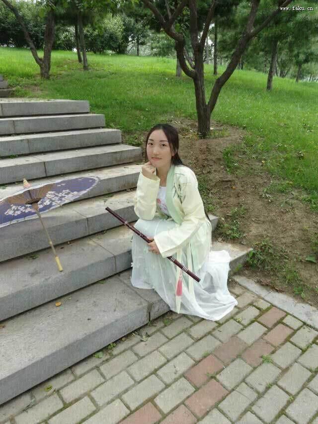 辽大汉服女生走红校园 爱武侠爱古典文化 辽大汉服女生走红校园 爱武侠爱古典文化