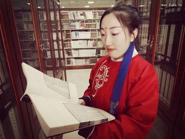 辽大汉服女生走红校园 爱武侠爱古典文化 辽大汉服女生走红校园 爱武侠爱古典文化