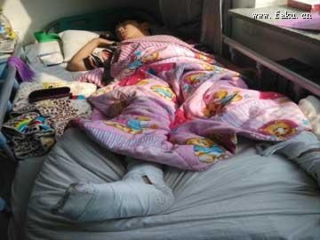 14岁男生从教室2楼跳下 家长称遭老师体罚(图) 14岁男生从教室2楼跳下 家长称遭老师体罚(图)
